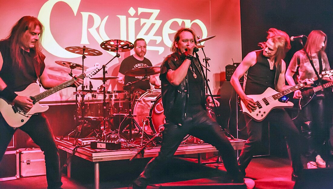 Rothenstadt. Was für eine Geburtstagsfete, die „Cruizzen“ am vergangenen Wochenende im Rothenstädter Rockmusikclub Salute gefeiert hat: Auch wenn die Band bereits seit 15 Jahren besteht und die Mitglieder getrost als „Altrocker“ [&hellip;]