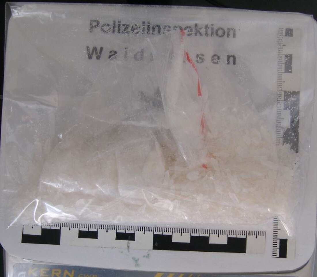 Waldsassen. Erneut stellten die Schleierfahnder aus Waldsassen eine große Menge Crystal sicher. Der dringend tatverdächtige Schmuggler befindet sich zwischenzeitlich in Haft. Gestern gegen 11.15 Uhr kontrollierten die Fahnder aus Waldsassen [&hellip;]