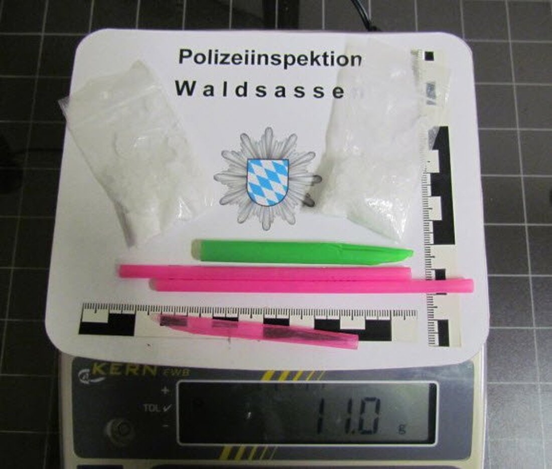Waldsassen. Mit der Auswahl eines Mannes zur Kontrolle bewiesen auch Streifenbeamte der Polizeiinspektion Waldsassen ihre ausgeprägte Sensibilität für das Thema Betäubungsmittel im Grenzgebiet. Bei dem Kontrollierten fanden die Beamten mehrere [&hellip;]