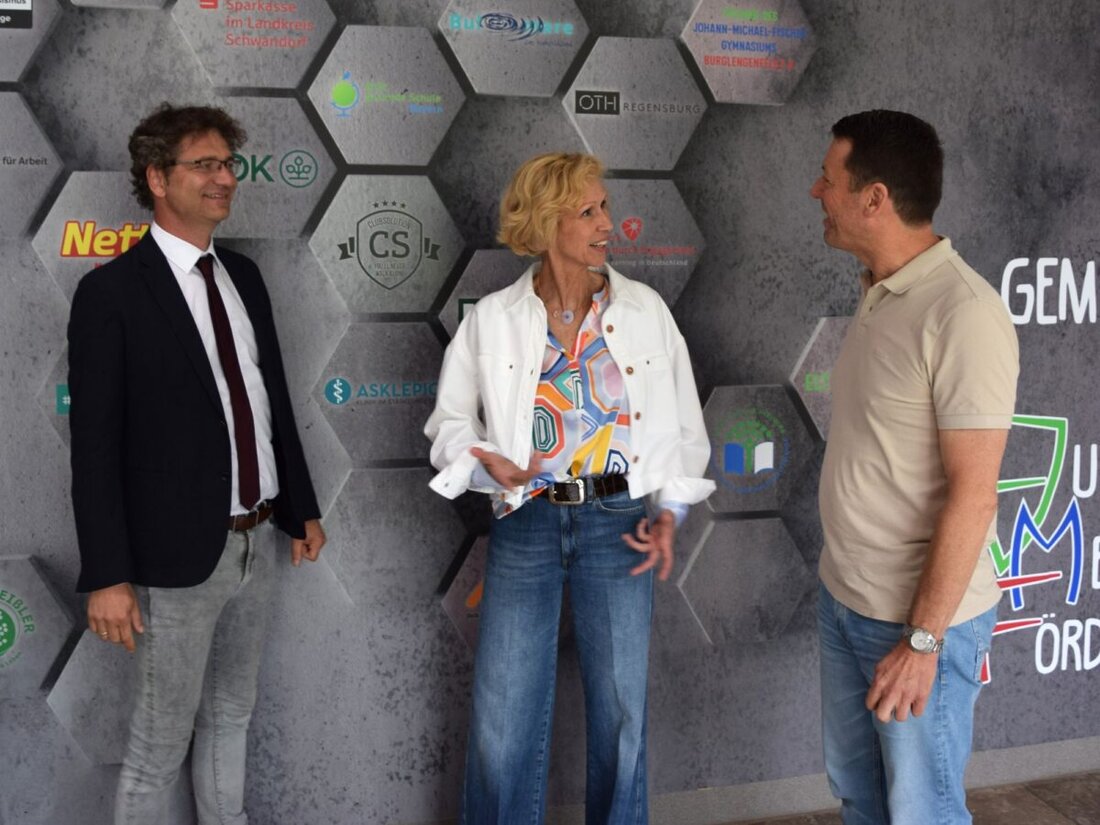 Burglengenfeld. Dr. Nicola Jansen, D-Ärztin und Chefärztin der Asklepios Klinik im Städtedreieck, informiert Schulleiter über ihre Aufgaben und die Bedeutung des D-Arztes für verletzte Schüler. Sie ist nun Teil des Stationären Durchgangsarztverfahrens, was für verletzte Schüler, Azubis und ehrenamtliche Helfer bei Unfällen relevant ist.