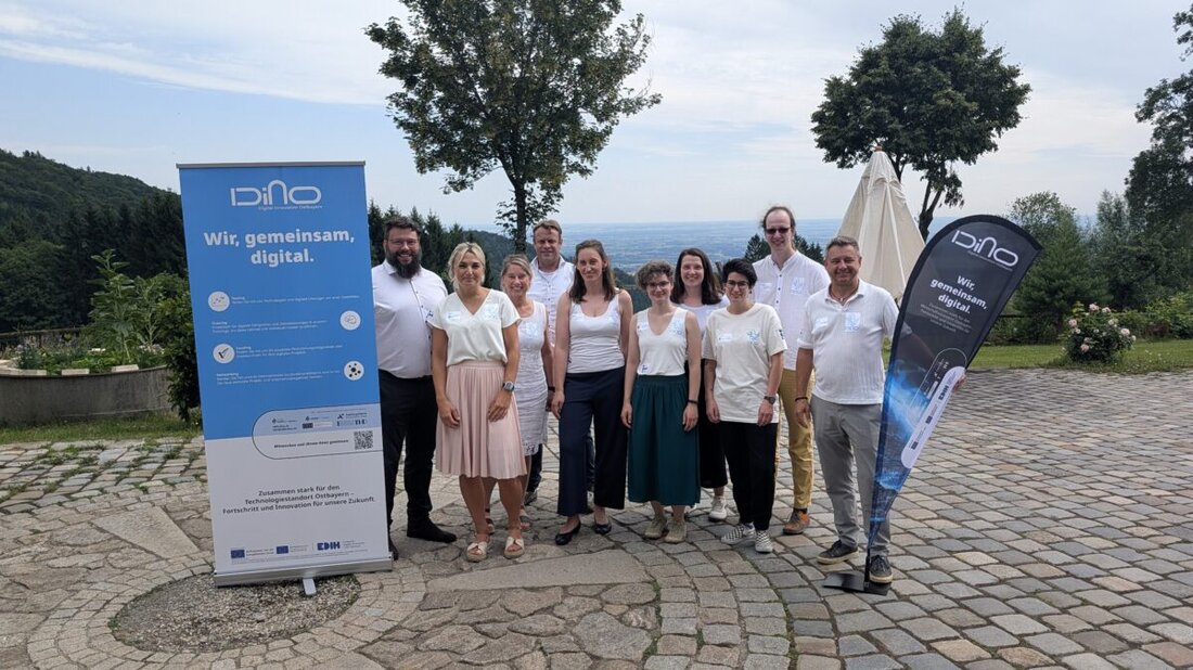 Regensburg. Unter dem Motto „Miteinander Digital – Praxis, Partner & Impulse für Ostbayern“ ist am 30. Juni im Grandsberger Hof in Schwarzach das Hochschul-Transferprojekt „Digital Innovation Ostbayern“ (DInO) zu Ende gegangen, bei dem das Cluster Mobility & Logistics Teil des Projektkonsortiums war. Rund 60 Vertreterinnen und Vertreter mittelständischer Unternehmen aus unterschiedlichsten Branchen – vom Handwerk über IT bis zum Handel – waren dabei. Im Mittelpunkt standen praxisnahe Beispiele zur Digitalisierung, konkrete Unterstützungsangebote sowie die Vernetzung mit regionalen Ansprechpartnern.