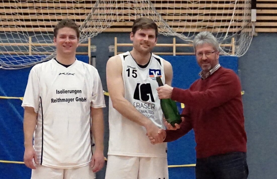 Pressath. Bei den Pressather Basketballern läuft’s rund. Neben einigen Siegen gab’s in der Mannschaft aber noch zwei weitere Anlässe zu feiern: Zwei Urgesteine der Herrenabteilung.  Von Stefan Neidl  Nach einem [&hellip;]