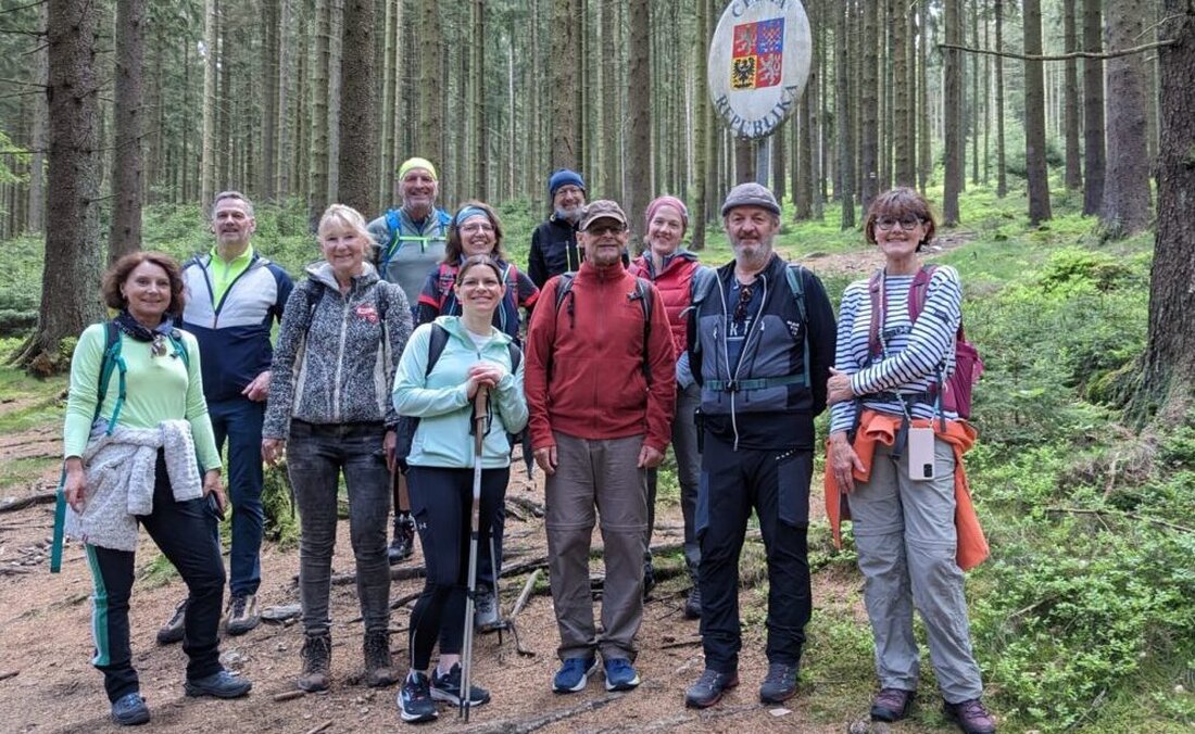 Weiden. Der DJK Weiden Lauftreff tauschte am vergangenen Wochenende Laufschuhe gegen Wanderstiefel und erkundete bei Bad Neualbenreuth eine 13 Kilometer lange Runde mit Guide Thomas Neufeld. Natur und Geschichte begeisterten die Gruppe.