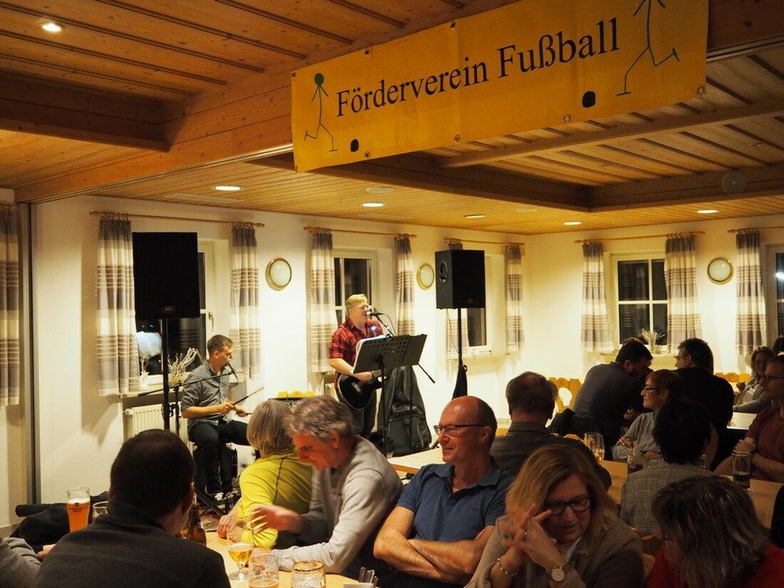 Neustadt/WN. Zu Michael Jackson und den BackstreetBoys singen  alle Gäste mit: Sänger Christian Weiß – auch genannt Pflaume – weiß sein Publikum zu begeistern. Noch dazu für den guten Zweck.  [&hellip;]