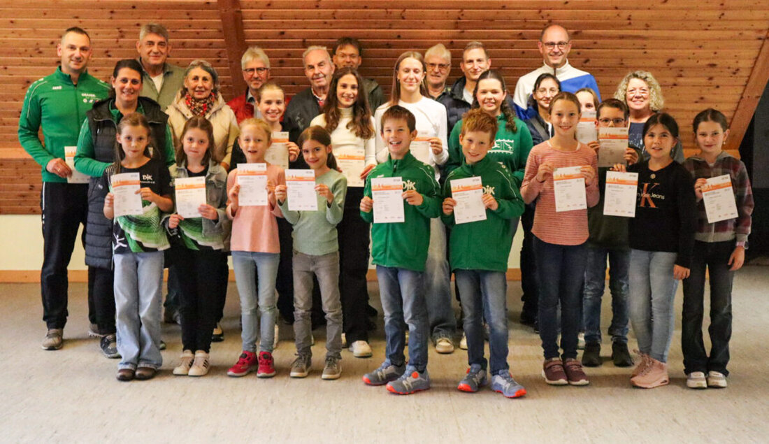 Pressath. Die DJK Pressath hat das deutsche Sportabzeichen an 55 Sportlerinnen und Sportler verliehen, darunter 35 Kinder und 20 Erwachsene für ihre Leistungen in verschiedenen Disziplinen.