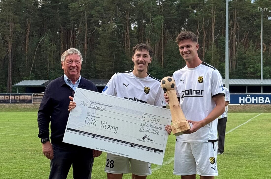 Luhe-Wildenau. Beim HÖHBAUER Cup sorgten Anfang Juli vier Teams aus Regionalliga, Bayernliga und Landesliga für hochklassigen Fußball. Im Finale triumphierte die DJK Vilzing gegen Titelverteidiger TSV Kareth-Lappersdorf.