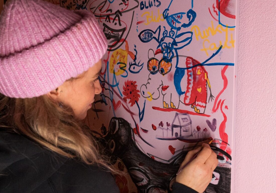 Weiden. Am 24. Oktober 2025 um 18.00 Uhr lädt Eva Reif bei der Kunstnacht zum Mitmach-Kunstwerk ein, die Versteigerung läuft bis 7. Dezember 2025 zugunsten von Sprachkursen.