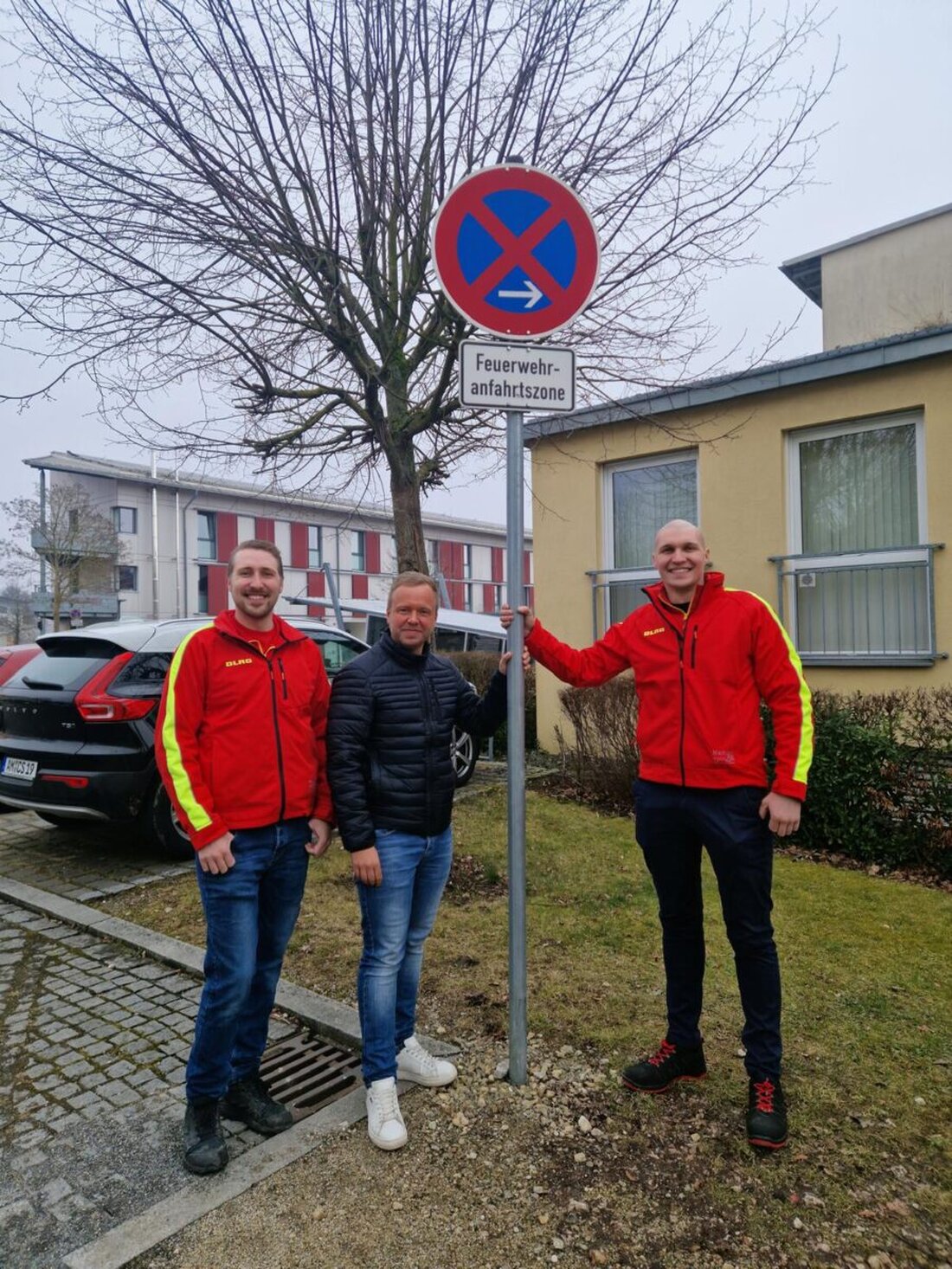 Amberg. Nach über 15 Jahren konnte ein störendes Verkehrsschild vor der Zentrale der Deutschen Lebens-Rettungs-Gesellschaft (DLRG) in Amberg endlich versetzt werden – angestoßen wurde die Maßnahme durch den Landtagsabgeordneten Bernhard Heinisch.