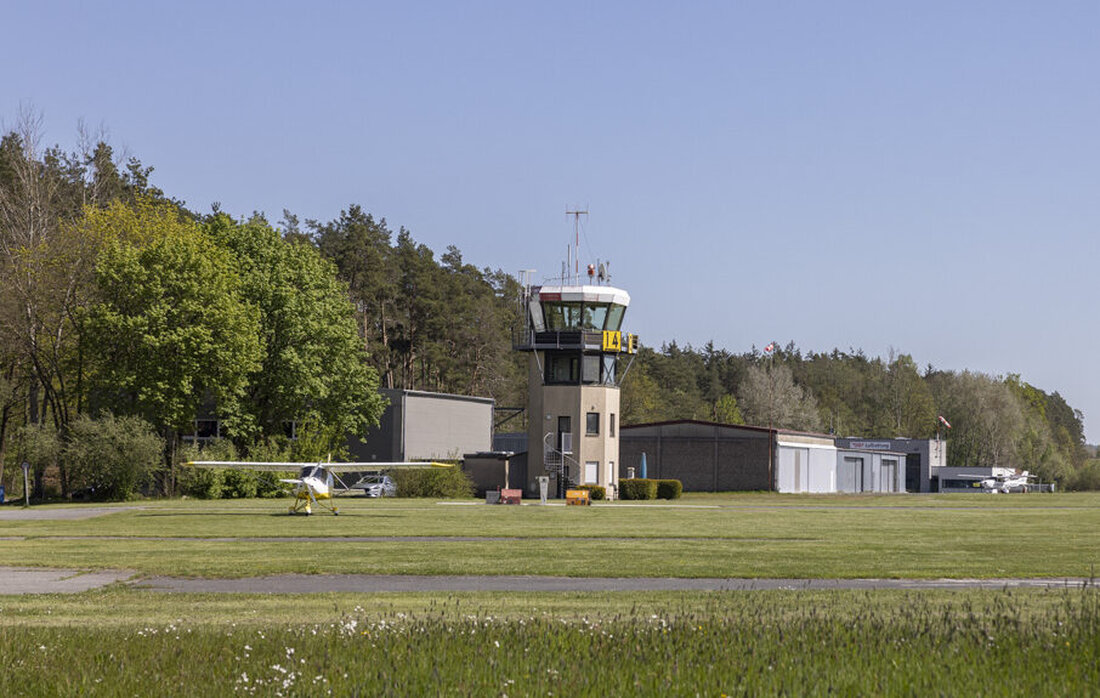 Weiden. Die Bürgerinitiative Fluglärm fordert eine "Zeitenwende" am Flugplatz Weiden/Latsch, um Fluglärm zu reduzieren und finanzielle Lasten für die Stadt zu senken. Sie schlägt vor, dass die beiden ortsansässigen Vereine Aeroclub und OMC den Betrieb übernehmen sollen, um die Starts und Landungen zu halbieren.