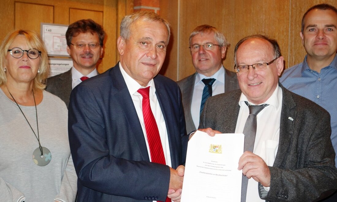Weiden. Die Europaberufsschule wird ein Exzellenzzentrum: 400.000 Euro fließen in das Projekt. Ein großer Teil direkt von der Stadt Weiden. „Die Digitalisierung 4.0 setzt ihren Siegeszug weiter fort. Da ist [&hellip;]