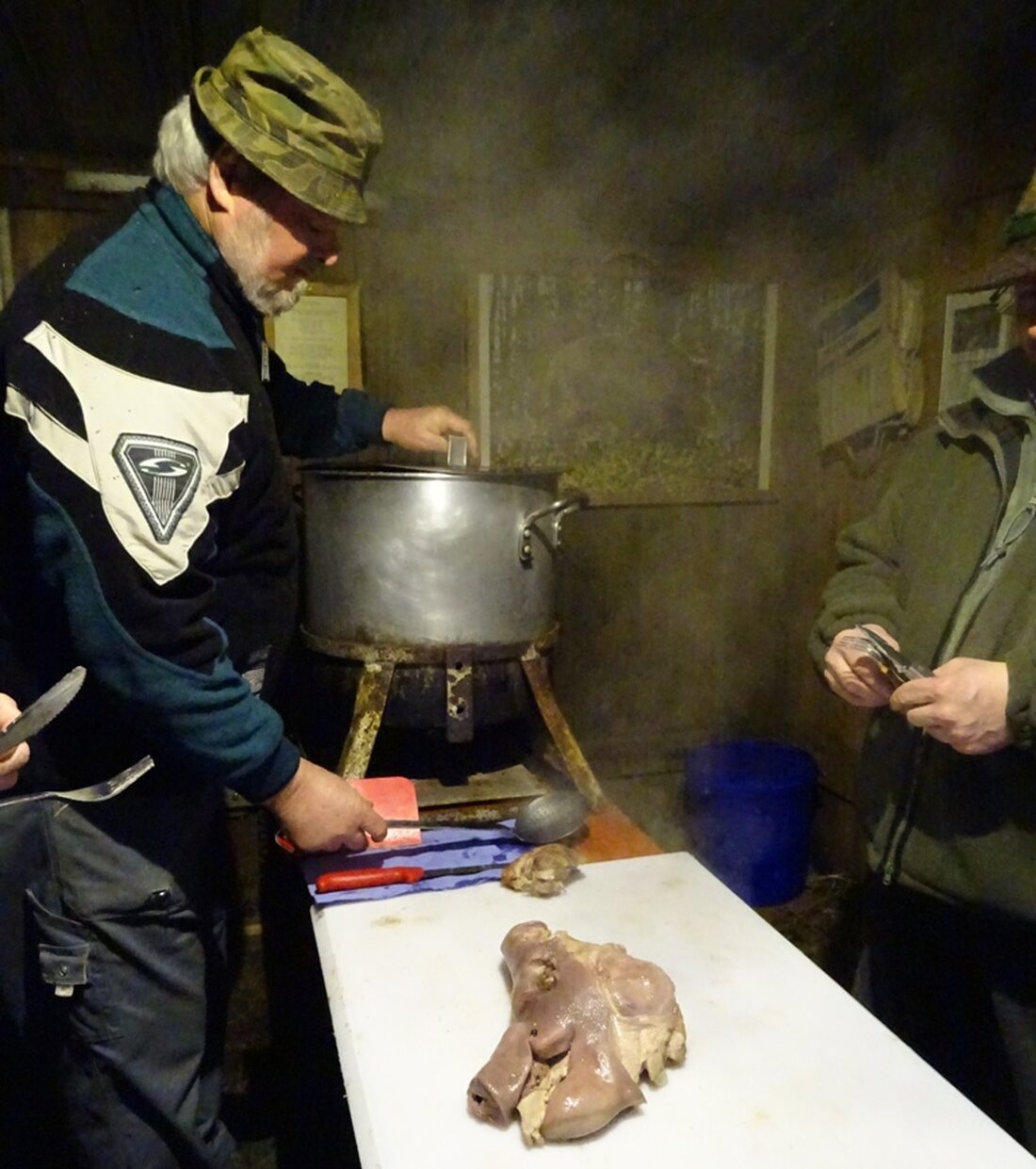 Kaltenbrunn. Jeden Winter gibt es im Wald bei Kaltenbrunn “Saukopf”. Seit 40 Jahren. Was auf den ersten Blick irgendwie seltsam erscheint, ist eine echt urige Tradition, die die Generationen verbindet.  Von [&hellip;]