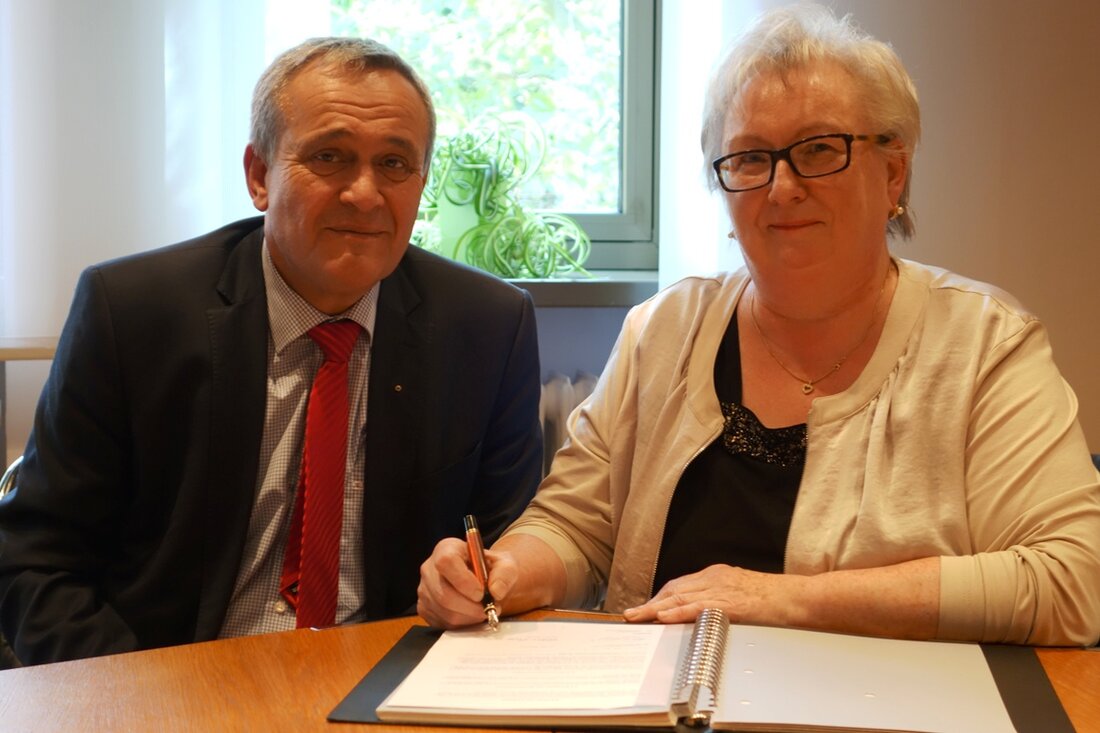 Weiden. Gestern war es soweit. Oberbürgermeister Kurt Seggewiß und Rechts- und Sozialdezernent Hermann Hubmann empfingen Marie-Luise Fißl, im OB-Konferenzzimmer zur Vertragsunterzeichnung. „Es ist schon etwas Besonderes, den Vertrag zur Betreibung [&hellip;]