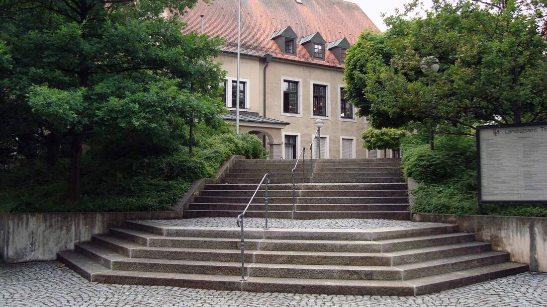 Tirschenreuth/Kemnath. Mit einer Änderung bei den Kfz-Zulassungsstellen will das Landratsamt Wartezeiten vorbeugen.  Wie das Landratsamt Tirschenreuth mitteilt, gibt es eine Änderung in den Kfz-Zulassungsstellen: Ab sofort können in den Kfz-Zulassungsstellen [&hellip;]