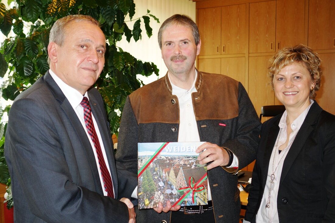 Weiden. Gestern stellte sich Kreishandwerksmeister Joachim Behrend auch beim Oberbürgermeister in Weiden vor. Er hat ehrgeizige Ziele.  Es gibt viele Dinge die wir gemeinsam anpacken: Erstens, das Handwerk sucht Arbeitskräfte, [&hellip;]