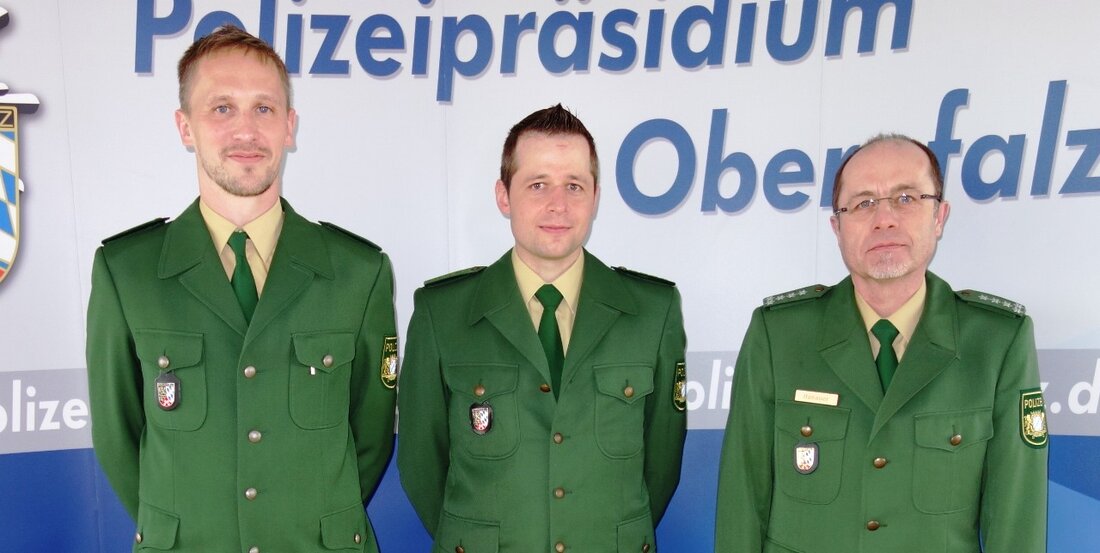 Neustadt/WN. In der Polizeiinspektion Neustadt in der Waldnaab werden in Zukunft zwei frisch gebackene Polizeihauptkommissare eingesetzt.  Die Polizeihauptmeister Berthold Völkl (links) und Thomas Paukner (Bildmitte) haben erfolgreich ihre Ausbildung zur dritten Qualifikationsebene beendet. [&hellip;]