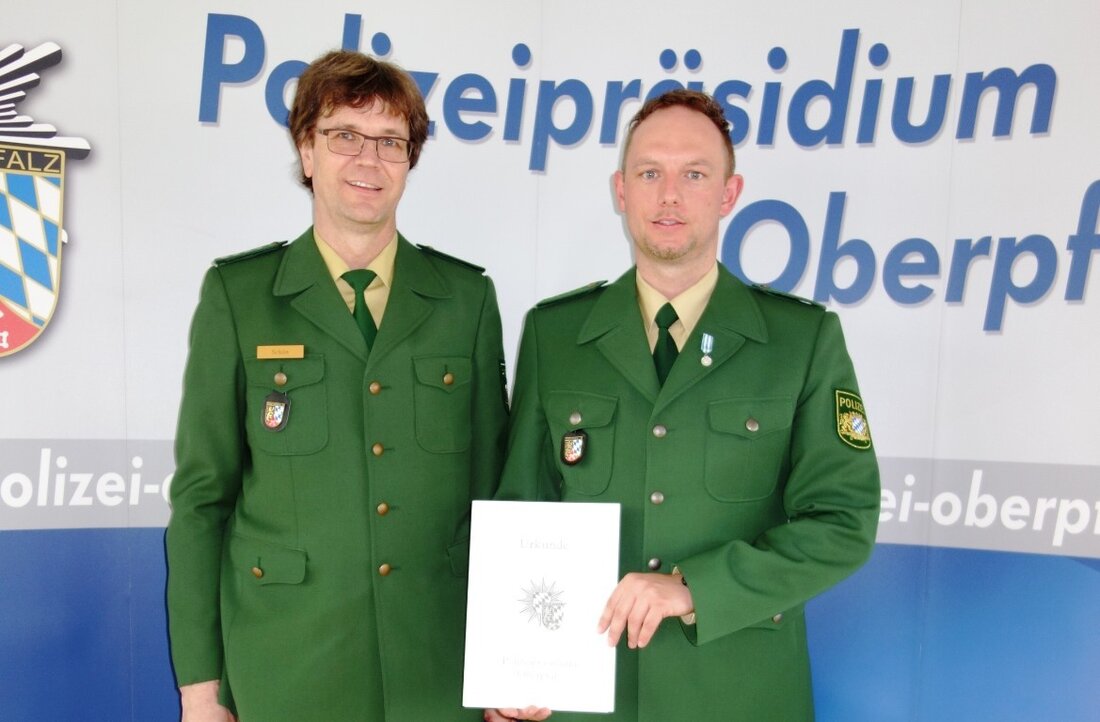 Weiden. Mit Wirkung zum 01. Mai ist Tobias Müller zum Polizeikommissar befördert worden. Der im Bayerischen Wald aufgewachsene und gebürtige 38-jährige Weidener ist seit 01. März Gruppenführer beim Einsatzzug der Operativen Ergänzungsdienste (OED) Weiden. Nach seiner [&hellip;]