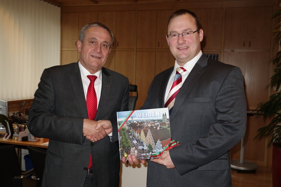 Weiden. Am Mittwoch hieß Oberbürgermeister Kurt Seggewiß den neuen Leiter der Bundeskasse Weiden, Herrn Oberregierungsrat Ralf Goldfuß in seinem Amtszimmer herzlich willkommen. Der gestandene Oberpfälzer ist in Berching bei Neumarkt geboren [&hellip;]