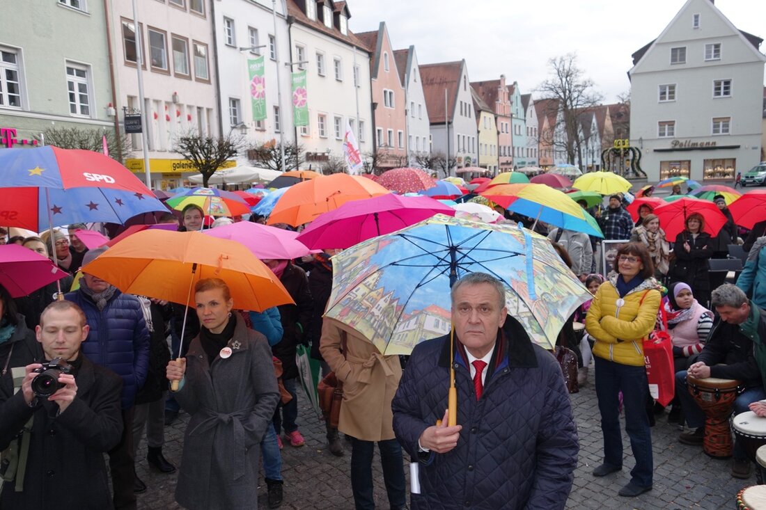 Weiden. Zahlreiche Bürgerinnen und Bürger folgten dem Aufruf von Oberbürgermeister Kurt Seggewiß und dem Sprecher des Integrationsbeirates Veit Wagner und nahmen mit ihren bunten Schirmen an der Kundgebung am “Tag gegen [&hellip;]