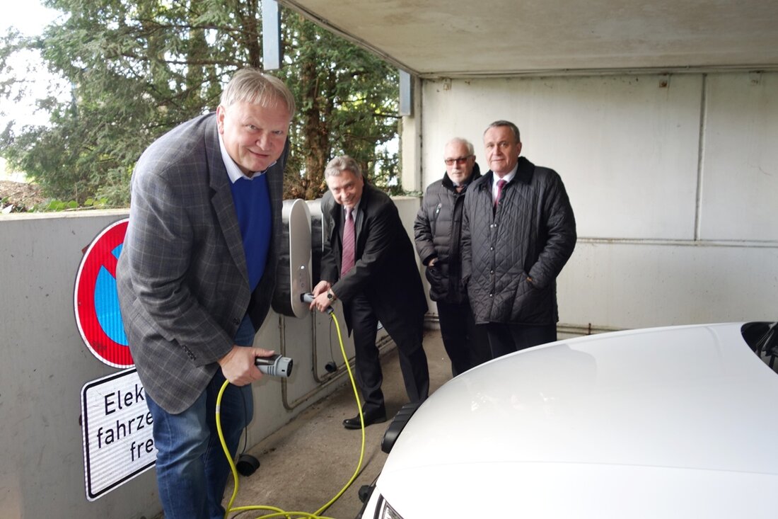 Weiden. Besitzer von Elektrofahrzeugen können sich freuen. Heute verkündete Günther Kamm, Geschäftsführer der WGS Stadtentwicklung Weiden GmbH die freudige Nachricht, dass zwei Elektroanschlüsse zum kostenlosen Aufladen von E-Fahrzeugen wieder an der [&hellip;]