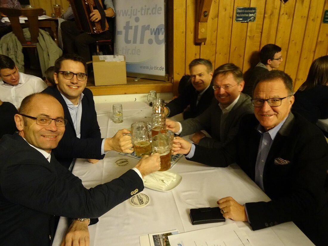 Falkenberg. Die JU vertritt 1000 junge Menschen im Landkreis Tirschenreuth. Knapp 200 von ihnen versammelten sich nun zum Jahresabschluss erstmals beim „Kramer Zoigl“ in Falkenberg, der Heimatgemeinde des Kreisvorsitzenden Matthias [&hellip;]