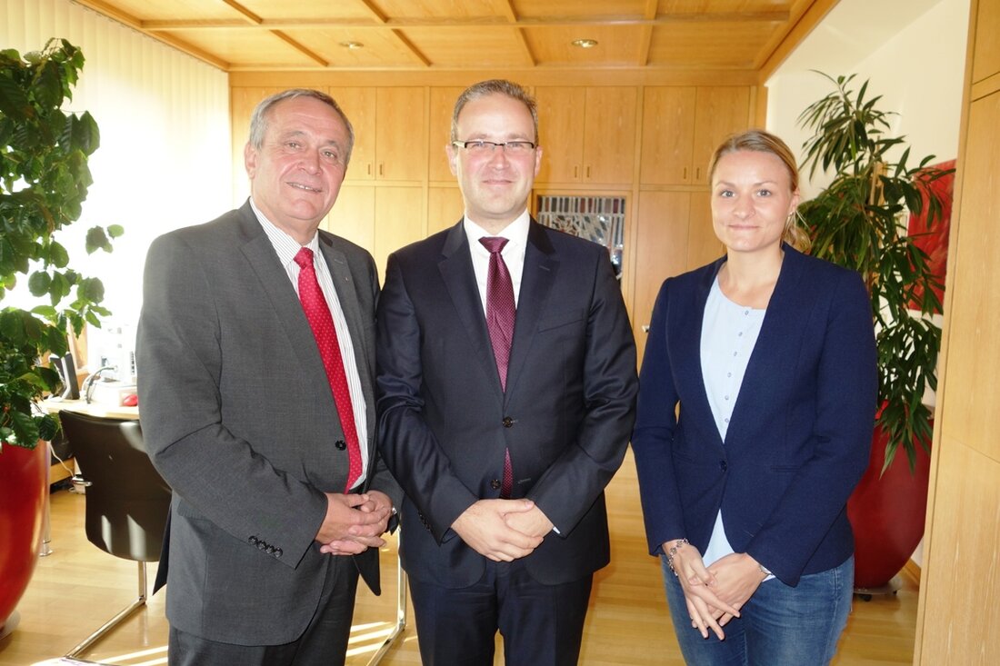 Weiden. Gestern kam hoher Besuch ins Weidener Rathaus. Der Wirtschaftskonsul Ungarns, Wirtschaftsdiplomat Dr. Sandor Schüschletz stattete Oberbürgermeister Kurt Seggewiß einen Besuch ab. Sympathisch auf den ersten Blick, so könnte man das Zusammentreffen auf [&hellip;]