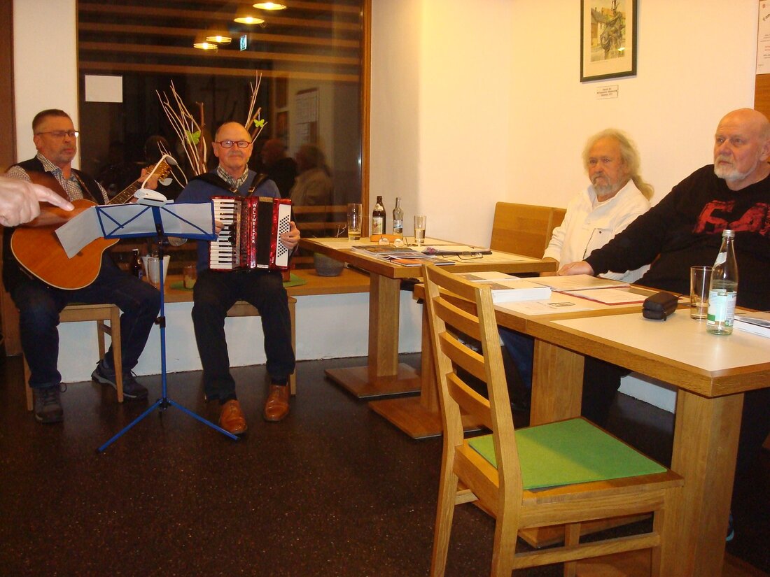 Mitterteich. Einen ungewöhnlichen Literarischen Abend erlebten die Besucher jüngst im Mehrgenerationenhaus. Die Autorenlesung befasste sich dieses Mal mit Jugendzeiten. Hans-Günther Lauth und Walter J. Pilsak hatten ihre Erinnerungen aus der [&hellip;]