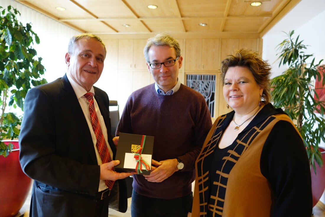 Weiden. Am Donnerstag machte Professor Markus Becker bei Oberbürgermeister Kurt Seggewiß seinen Antrittsbesuch als neuer wissenschaftlich-künstlerischer Beirat der Weidener Max-Reger-Tage. „Er ist wahrlich kein Unbekannter, ist er dem Festival doch [&hellip;]