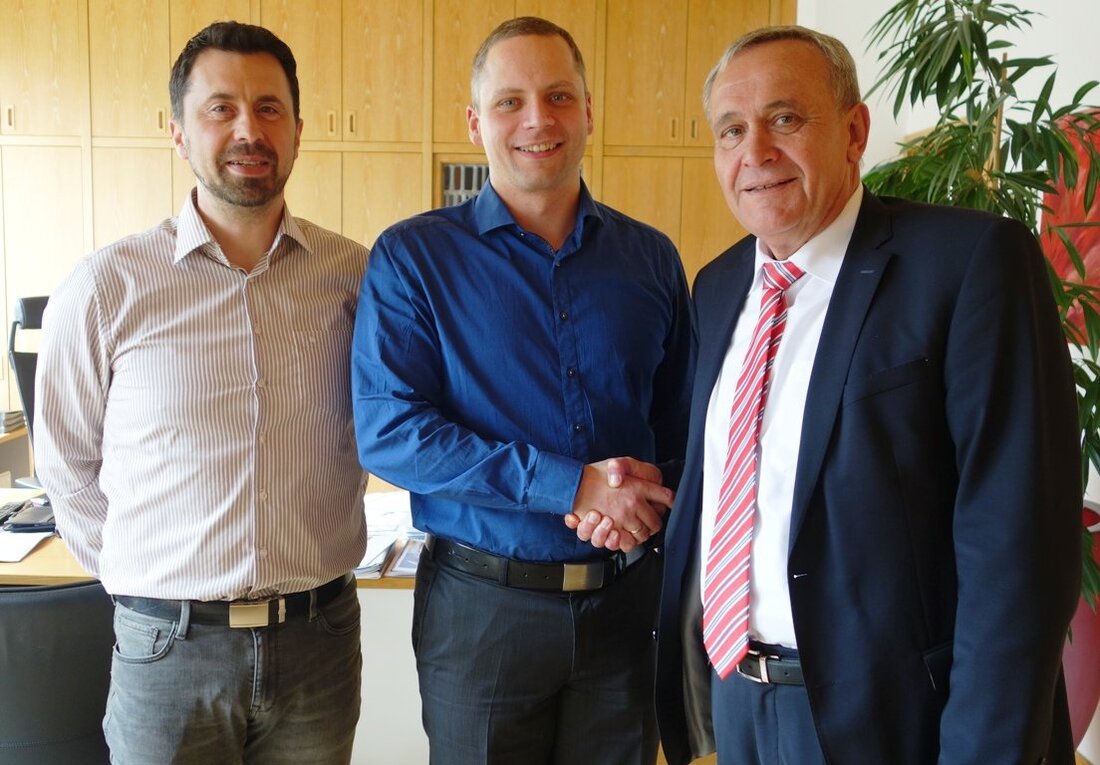 Weiden. Bereit für neue Aufgaben: Oberbürgermeister Kurt Seggewiß hieß zusammen mit dem Leiter des Tiefbauamtes Hubert Grillmeier, den neuen Leiter der Abteilung Bauhof/Gärtnerei, Dr. Björn Scheffczyk in seinem Amtszimmer herzlich willkommen. [&hellip;]