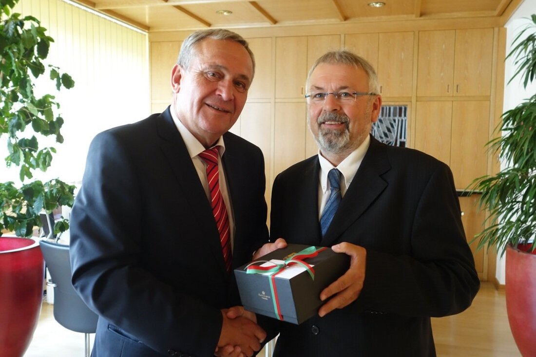 Weiden. Weidens Oberbürgermeister Kurt Seggewiß hieß kürzlich den neuen Generalstaatsanwalt Lothar Schmitt in seinem Amtszimmer willkommen. Von Jürgen Wilke Lothar Schmitt freute sich als neuer Generalstaatsanwalt in Nürnberg nun auch [&hellip;]
