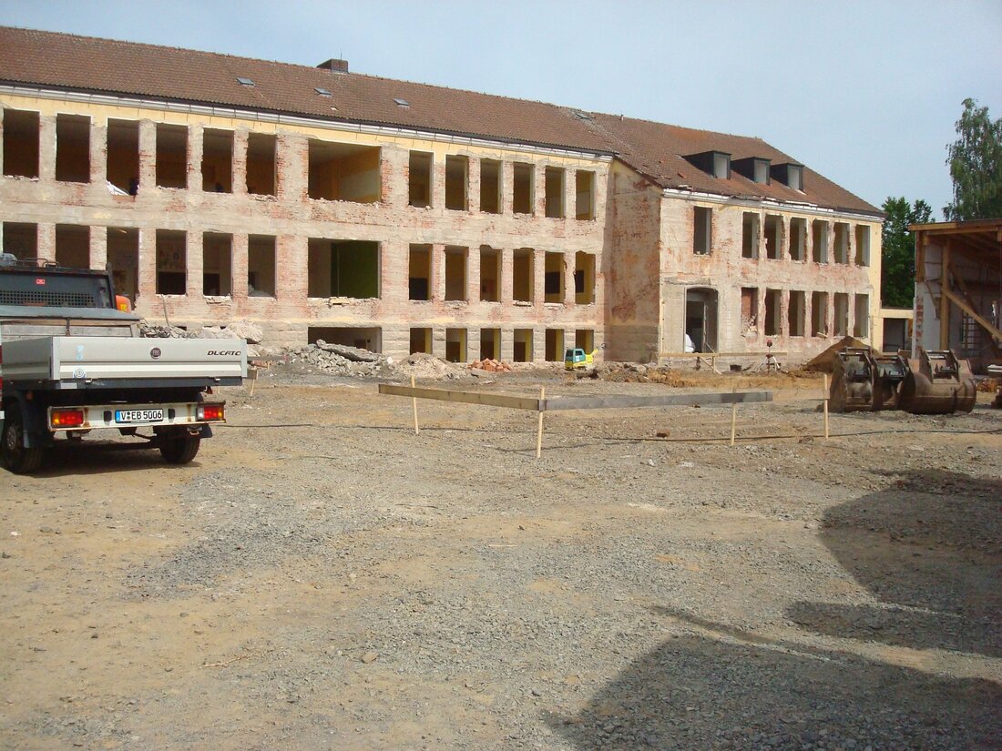 Mitterteich. Eine Großbaustelle ist derzeit die Grundschule in Mitterteich. Seit Mitte Mai wird am bisherigen Gebäude, das 1952 eröffnet wurde, und am Zwischentrakt gearbeitet. Die Schülerinnen und Schüler, die jetzt [&hellip;]