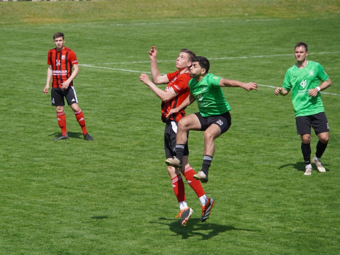 Vor 270 Zuschauern zeigte der SC Luhe-Wildenau eine überzeugende Leistung und bezwang die SpVgg GW Deggendorf souverän mit 4:0. Mit diesem verdienten Erfolg festigt die Mannschaft ihren zweiten Tabellenplatz und darf berechtigt auf die Aufstiegsrelegation hoffen.