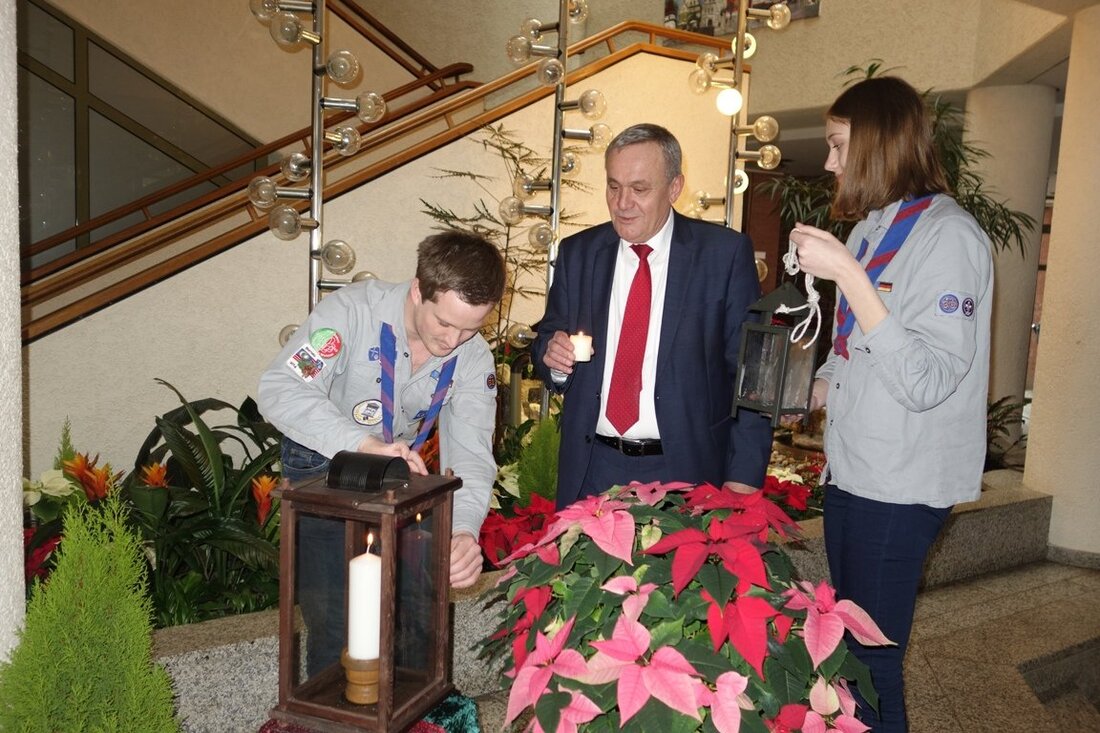 Weiden. Marina Benkner und Sebastian Hammer vom Stamm Markoman-nen des Verbandes christlicher Pfadfinderinnen und Pfadfinder (VCP) wurden  von Oberbürgermeister Kurt Seggewiß im Foyer des Neuen Rathauses zur Übergabe des Friedenslichtes [&hellip;]