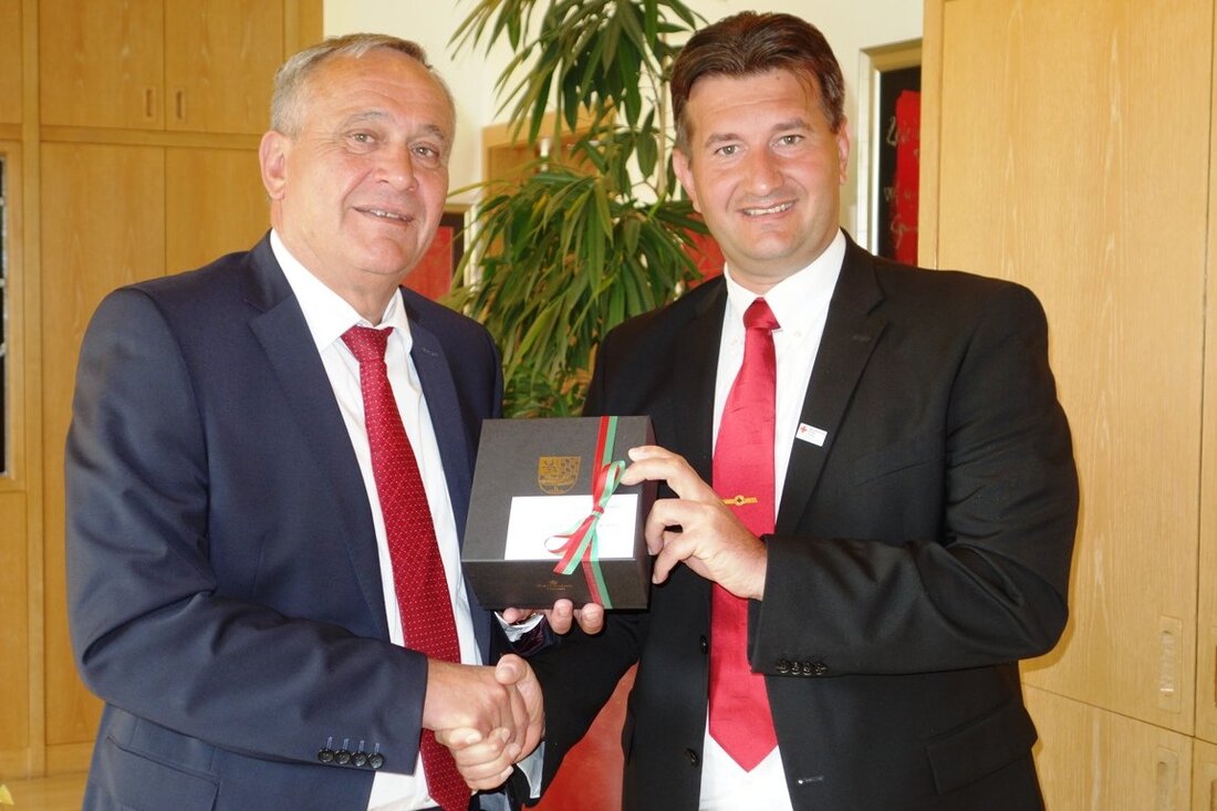 Weiden. Vor Kurzem hieß Oberbürgermeister Kurt Seggewiß den neuen BRK-Kreisgeschäftsführer Weiden/Neustadt Sandro Galitzdörfer im Neuen Rathaus herzlich willkommen. Galitzdörfer hatte bereits zum 01. Januar 2018 die Geschäfte von Franz Rath [&hellip;]