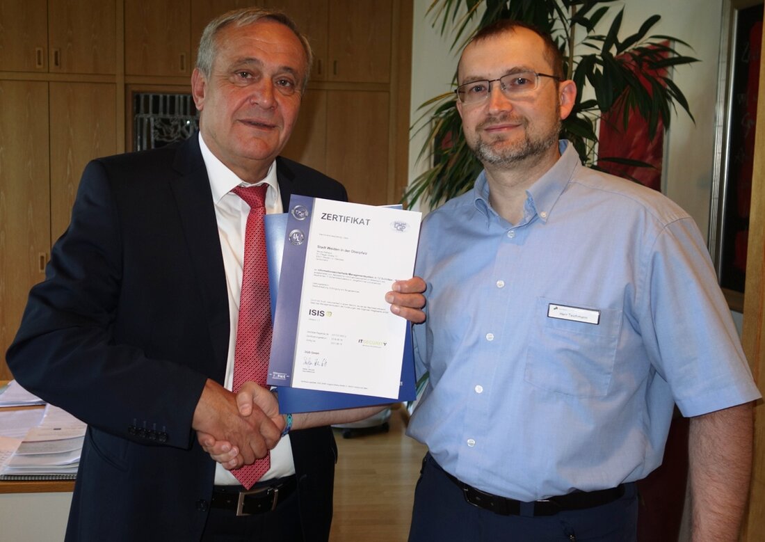 Weiden. Mit dem E-Government Gesetz verpflichtet der Freistaat Bayern die Behörden, ein Informationssicherheitsmanagementsystem (ISMS) einzuführen. Das Ziel dabei ist, die Daten der Bürger sowie den Umgang mit diesen bestmöglich abzusichern. [&hellip;]