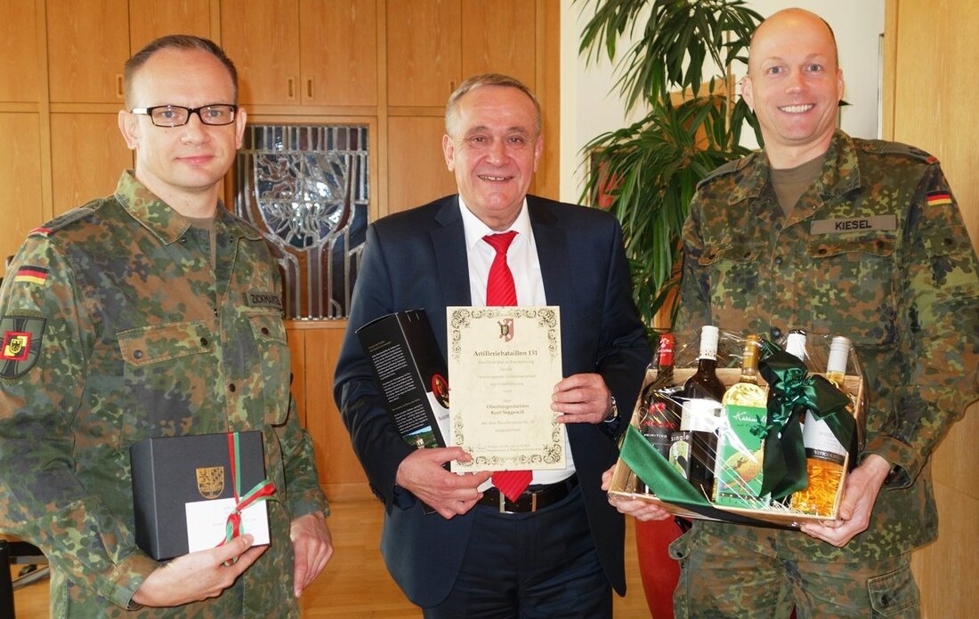 Weiden. In seinem Amtszimmer im Neuen Rathaus verabschiedete Oberbürgermeister Kurt Seggewiß jetzt Oberstleutnant Christian Kiesel und begrüßte Oberstleutnant i. G. Sven Zickmantel in seinem neuen Amt. „Es ist bedauerlich, jemanden, [&hellip;]