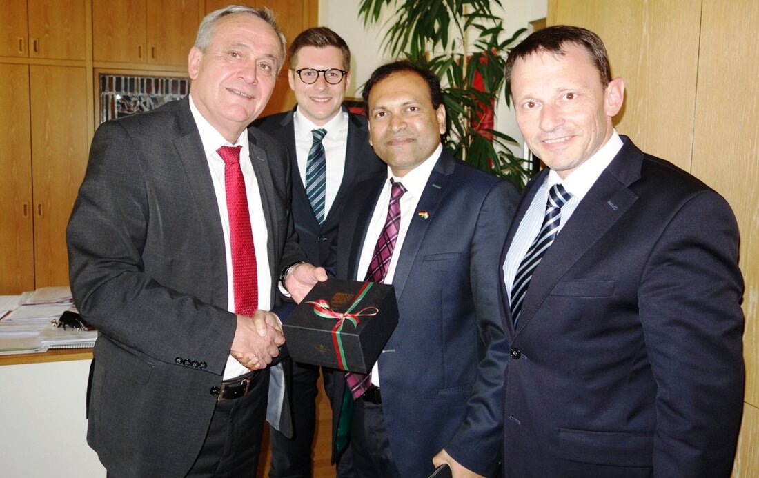 Weiden. Ein nicht alltäglicher Termin. Oberbürgermeister Kurt Seggewiß und Bürgermeister Jens Meyer hießen zusammen mit Wirtschaftsförderer Nicolas Lahovnik den indischen Generalkonsul für Bayern und Baden-Württemberg im Neuen Rathaus herzlich willkommen. [&hellip;]