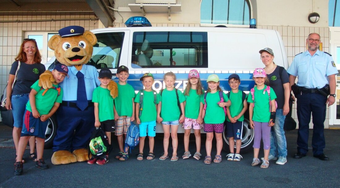 Weiden/Oberwildenau. “Toni der Bär” war wieder mal der umjubelte Star am Weidener Bahnhof. Die Präventionsfigur der Bundespolizei empfing zusammen mit Polizeikommissar Josef Prill die neun Vorschulkinder des Kinderhaus St. Michael [&hellip;]