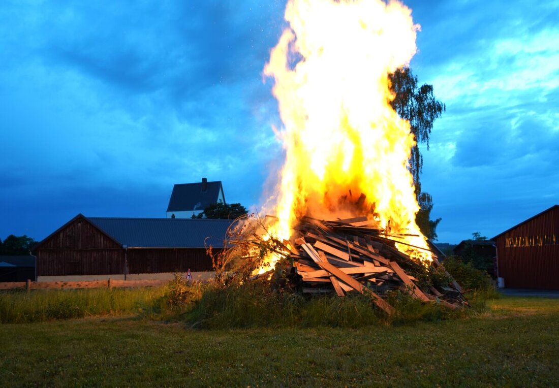 Neustadt/WN. Das Landratsamt gibt Hinweise für die anstehenden Johannisfeuer: Nur unbehandeltes Holz verwenden, Feuer beaufsichtigen und Behörden informieren.