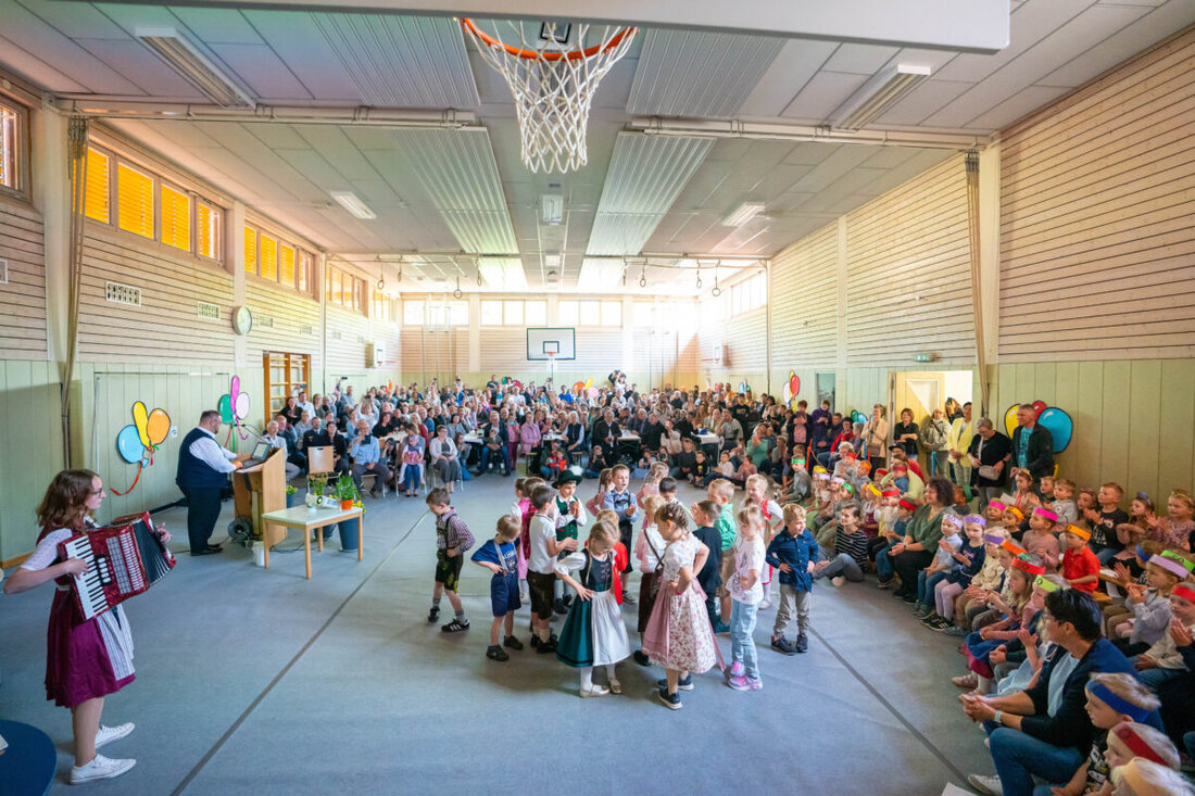 Kastl. Ein goldenes Jubiläum, das nicht nur Zahlen markiert, sondern Lebensgeschichten, Erinnerungen und Generationen verbindet: Die Gemeinde Kastl feierte den 50. Geburtstag ihres Kinderhauses „Pusteblume“. Es war ein Fest der Herzen, voller Lachen, Musik und Emotionen – und ein Tag, der der kinderreichsten Gemeinde im Landkreis Tirschenreuth alle Ehre machte.