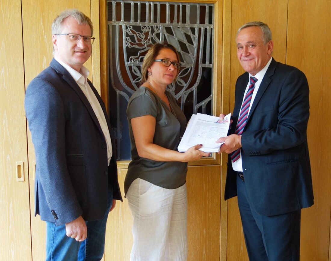 Weiden. Die Geschäftsführung von ver.di Bezirk Oberpfalz tauschte sich mit Oberbürgermeister Kurt Seggewiß über die Gründung einer Dienstleistungsgesellschaft der Kliniken Nordoberpfalz AG aus. Der Geschäftsführer des ver.di Bezirks Oberpfalz, Alexander [&hellip;]