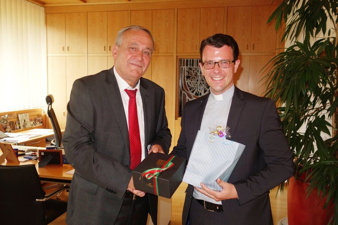 Weiden. Vor Kurzem hieß Oberbürgermeister Kurt Seggewiß den neuen Pfarrer der Pfarrgemeinschaft Neunkirchen und Mantel im Amtszimmer herzlich willkommen. „Ich freue mich, dass die Diözese Regensburg diese Pfarrstelle zeitnah wiederbesetzt [&hellip;]