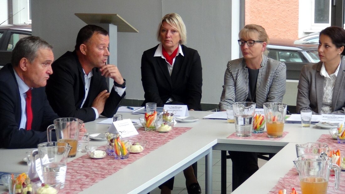 Weiden/Neustadt/WN. Letzte Woche stellte die Volkshochschule Weiden-Neustadt (VHS) ihr neues Programmheft für den Bereich “vhs2business” vor. Angeboten werden verschiedene Lehrgänge, die speziell auf die Bedürfnisse von Firmen abgestimmt sind.  Die VHS [&hellip;]