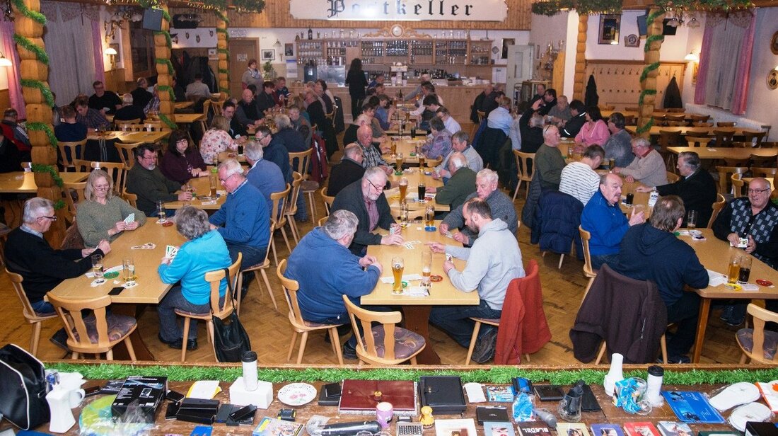 Weiden. Das Preisschafkopfturnier des CSU Ortsverbandes Weiden-Ost hatte das Interesse vieler eifriger Kartenspieler geweckt. An 21 Tischen “kartelten” sie im geräumigen Postkellersaal in 60 Runden um eine möglichst hohe Punktzahl. [&hellip;]