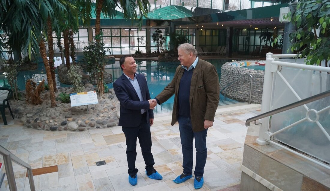 Weiden. Alle Wasserratten dürfen sich freuen: Heute wurde der Kooperationsvertrag der Volkshochschule Weiden-Neustadt und der Stadtwerke unterschrieben. Das bedeutet, dass ab Sommer 2017 die Weidener Thermenwelt eine größere Vielfalt an [&hellip;]