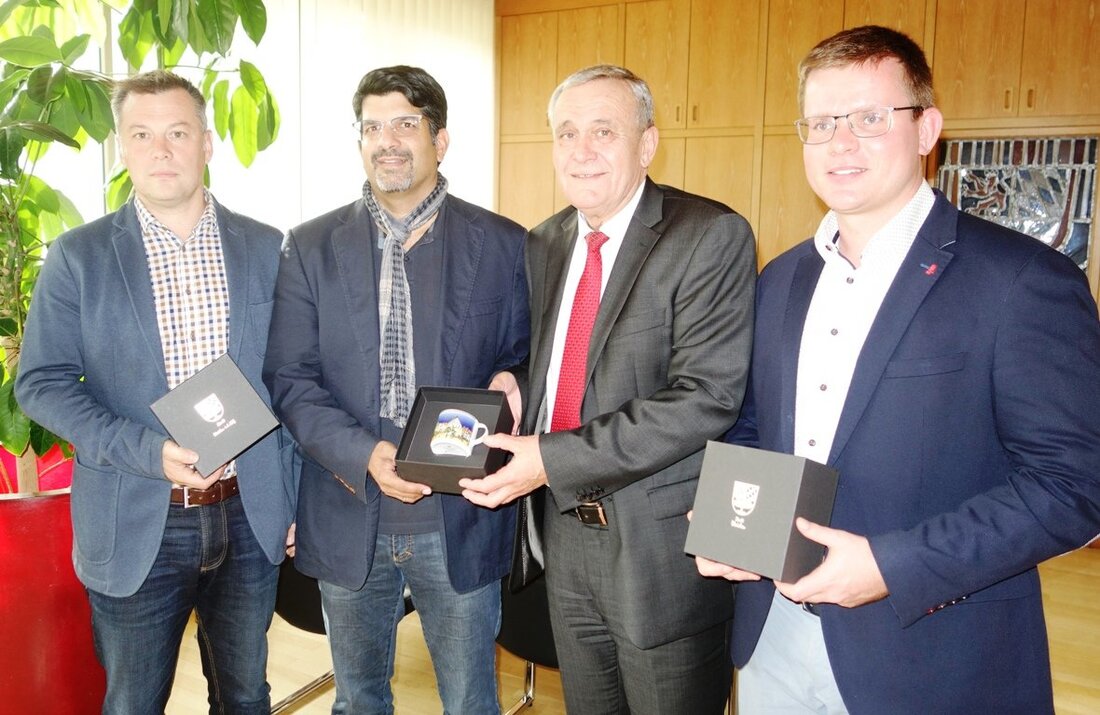 Weiden. Gleich drei neue Rektoren machten diese Woche ihre Aufwartung bei Oberbürgermeister Kurt Seggewiß. Johannes Arndt, Clausnitzer Schule, Dr. Matthias Holl, Hans-Sauer-Schule in Rothenstadt und Tobias Kick, Max-Reger-Schule sind seit [&hellip;]