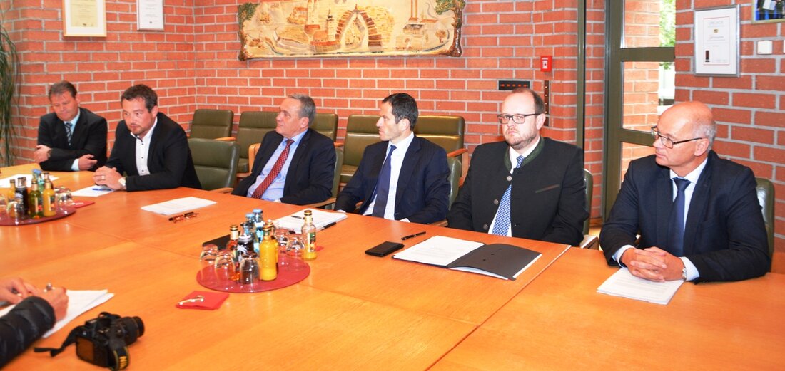 Weiden. Viele wichtige Leute haben sich gestern getroffen. Zur zweiten Fachkonferenz zum Ausbau der Eisenbahnstrecke “Oberpfalz – Oberfranken – Magistrale”. Die Strecke Hof – Marktredwitz – Weiden – Schwandorf – [&hellip;]