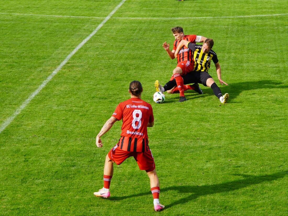 Burglengenfeld/Luhe-Wildenau. Drei Tore in der Nachspielzeit krönen ein hochintensives Duell zweier gleichwertiger Teams. ASV Burglengenfeld scheitert dreimal am Aluminium und muss sich trotz starker Leistung mit 1:3 geschlagen geben.
