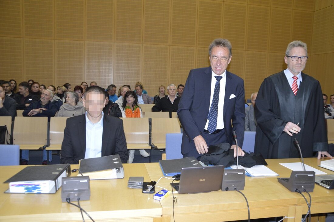 Weiden. Der erste Verhandlungstag im Prozess um den Tod des 9-jährigen Maximilian K. beginnt ungewöhnlich. Rechtsanwalt Ulrich Dost-Roxin beantragt gleich zu Beginn der Verhandlung den Ausschluss der Öffentlichkeit. Danach verliest [&hellip;]