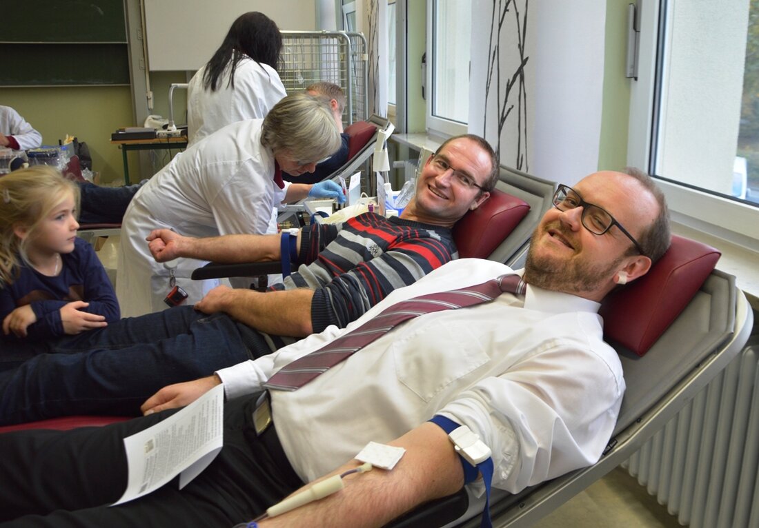 Weiden. Das Blut wird knapp, denn eine Auszeit jagt die nächste: Nach Ostern mit Grippe folgten Pfingsten samt Ferien – jetzt steht mit der Fußball-WM ein gesellschaftliches Großereignis kurz bevor. Der Blutspendedienst [&hellip;]