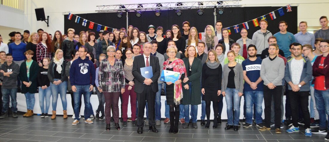 Weiden. Extra zur Übergabe der Europa-Urkunde an die FOS/BOS haben sich heute kurz nach Schulbeginn alle Schülerinnen und Schüler in der Aula versammelt. Oberbürgermeister Kurt Seggewiß und Schulleiterin Gabriele Dill [&hellip;]